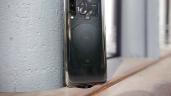Lantas berapa harga Xiaomi Mi 9? Harga paling murah adalah 2.999 yuan atau Rp 6,2 juta untuk varian RAM 6 GB dan memori internal 128 GB. Sedangkan versi RAM 8 GB harganya 3.299 yuan. Adapun varian transparan dijual paling mahal, 3.999 yuan. Foto: Android Central