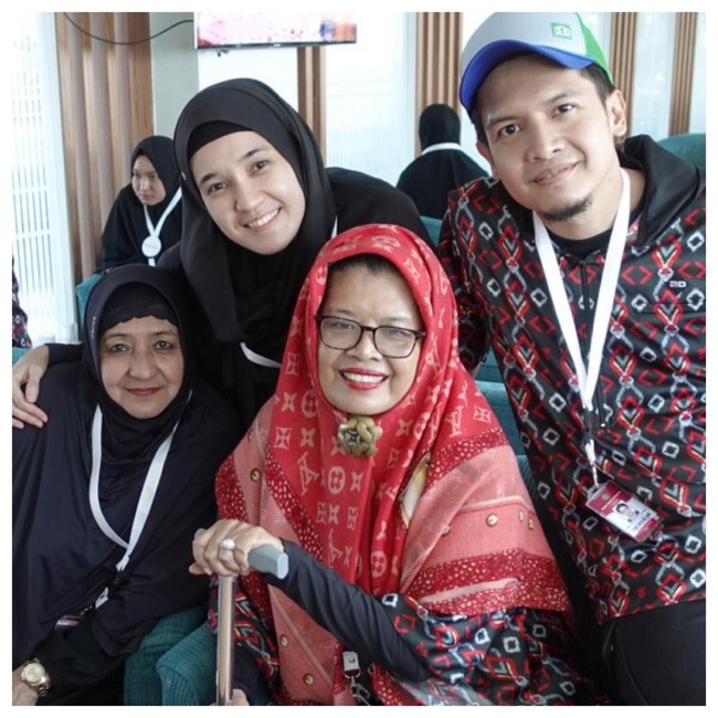 Di pertengahan Februari 2019, keduanya menjalankan ibadah umrah. Berangkat dengan travel berbeda, mereka pun bertemu di Mekah. Foto: Instagram/FenitaArie