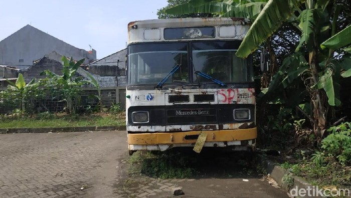 Bus Tua di Pool PPD Depok