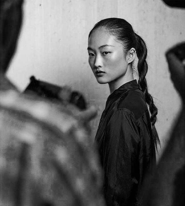 Nama Li Jingwen, model China dengan freckles jadi viral setelah ia tampil di iklan lipstik Zara. Zara dikritik karena menampilkan wanita China dengan freckles.  Foto: Instagram (@jingwenll)