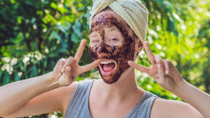 Ilustrasi wanita memakai scrub wajah. Foto: iStock Ilustrasi wanita memakai scrub wajah. Foto: iStock