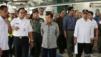 Wapres JK tiba di halte Bundaran Hotel Indonesia, Jakarta Pusat, Rabu (20/2/2019) sekitar pukul 10.25 WIB. Anies dan Menhub Budi Karya telah tiba terlebih dahulu.