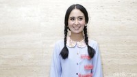 Ayushita tampil dengan blus biru dan celana hitam. Pool/Palevi S/detikFoto.