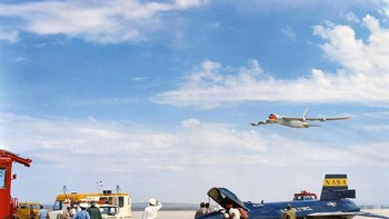 Ujicoba pesawat X-15 di tahun 1961 untuk mencapai tepian angkasa. Foto: NASA