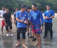 Sandiaga Uno di Pantai Pasir Putih Situbondo