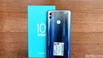 Honor coba menitikberatkan pada desain bodinya yang terasa mewah. Ketika digenggam, Honor 10 Lite ini dapat berkilau. Pilihan warnanya antara lain Midnight Black, White, Gradiant Blue, dan Gradiant Red. Foto: detikinet