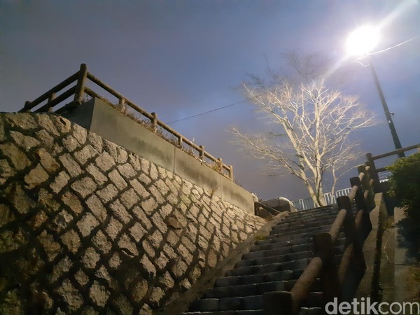 Tempat ini menyediakan area parkir yang cukup luas. Traveler bisa naik tangga menuju puncak untuk melihat keindahan Hiroshima dari ketinggian. (Bonauli/detikTravel) Tempat ini menyediakan area parkir yang cukup luas. Traveler bisa naik tangga menuju puncak untuk melihat keindahan Hiroshima dari ketinggian. (Bonauli/detikTravel)
