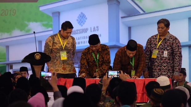 Jokowi berharap para santri terbuka lebar peluang diterima di beberapa lapangan pekerjaan.