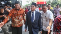 Setibanya di gedung KPK, keduanya langsung masuk menuju pintu utama. Beberapa menit setelah itu, gubernur baru Jambi Fachrori Umar.