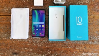 Di dalamnya ada kelengkapan charger, kabel USB, casing pelindung transparan, serta ejector. Tidak disertakan earphone. Foto: detikinet