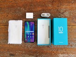 Unboxing Honor 10 Lite, Smartphone Menengah Berkilauan