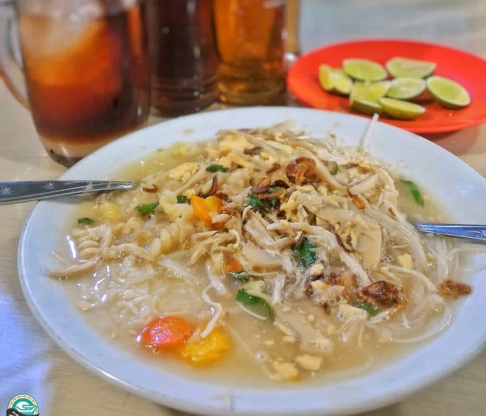 Lagi Flu? Enaknya Sarapan Nasi Sop yang Hangat Kaya 