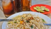 Nasi putih panas disiram sop ayam yang hangat berisi suwiran ayam dan sayuran. Makin enak ditambah sedikit sambal. Foto : Instagram @makananbanjar