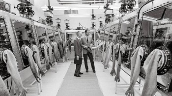 Astronot Micahel Collins memeriksa laboratorium NASA di mana bebatuan dari bulan diperiksa. Foto: NASA