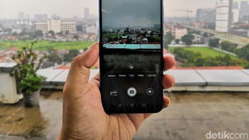Kameranya dibekali mode AI (artificial intelligence) atau kecerdasan buatan yang dapat mengenali beragam adegan secara otomatis. Foto: fyk