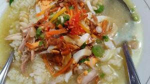 Lagi Flu? Enaknya Sarapan Nasi Sop yang Hangat Kaya Nutrisi Ini