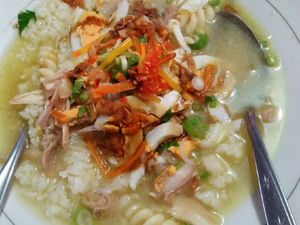Lagi Flu? Enaknya Sarapan Nasi Sop yang Hangat Kaya Nutrisi Ini