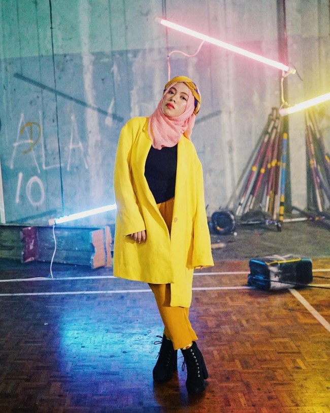 Sohwah Halilintar yang juga merupakan pencipta lagu Ziggy Zagga memakai aksesori tambahan di hijabnya. Ia terlihat percaya diri memadukan warna pink dan kuning. Foto: Instagram/GenHalilintar