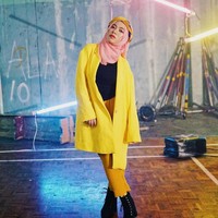 Sohwah Halilintar yang juga merupakan pencipta lagu Ziggy Zagga memakai aksesori tambahan di hijabnya. Ia terlihat percaya diri memadukan warna pink dan kuning. Foto: Instagram/GenHalilintar