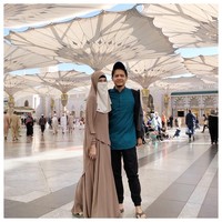 Di kesempatan lain, Dhini Aminarti terlihat kembali memakai cadar dengan nuansa warna yang juga netral yaitu beige. Ia memakai satu set khimar dan gamis berbahan sifon yang ringan. Foto: Instagram/FenitaArie