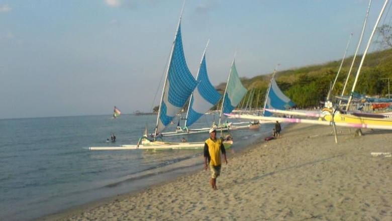 Pantai Pasir Putih Situbondo Yang Disebut Sandiaga Tak Kalah