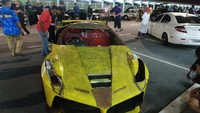 Dari foto yang beredar, replika LaFerrari tersebut membuat orang penasaran. Banyak yang mengintip dalaman LaFerrari yang berkarat tersebut. Foto: Istimewa
