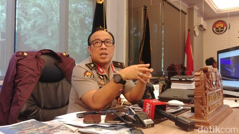 Satgas Antimafia Bola Periksa Eks Dirut PT LIB Berlinton Siahaan Satgas Antimafia Bola Periksa Eks Dirut PT LIB Berlinton Siahaan