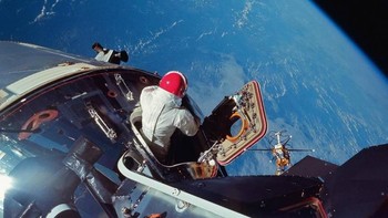 Pilot Apollo 9, Dave Scott, menyembul dari pesawat untuk mengujicoba sistem pakaian angkasa yang akan digunakan dalam pendaratan di Bulan. Foto ini diambil pada Maret 1969. Foto: NASA