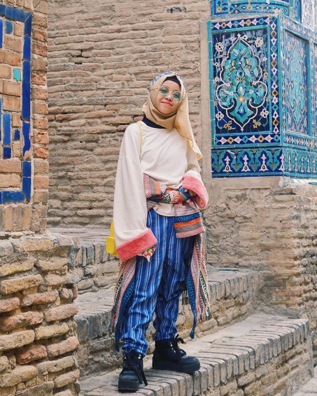 Fatima Halilintar yang beranjak remaja juga memiliki gaya tersendiri. Biasanya ia memakai jepit atau pita di hijabnya. Ia pun senang tabrak motif. Foto: Instagram/GenHalilintar