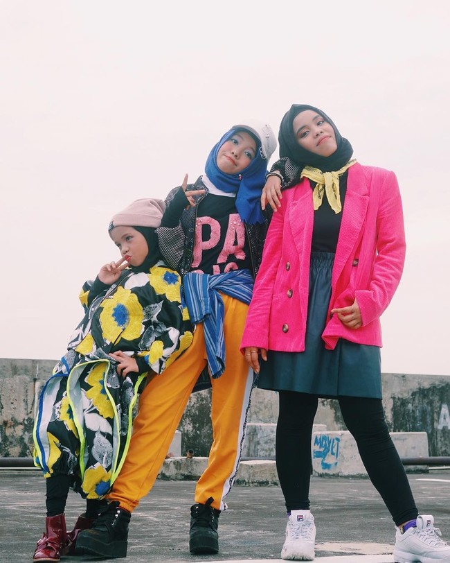 Putri terkecil, Saleha Halilintar ikut tampil gemas dengan busana tabrak warna. Sesuai usianya, ia memakai topi dan busana bergambar yang imut. Foto: Instagram/GenHalilintar