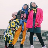 Putri terkecil, Saleha Halilintar ikut tampil gemas dengan busana tabrak warna. Sesuai usianya, ia memakai topi dan busana bergambar yang imut. Foto: Instagram/GenHalilintar