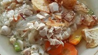Sop ayam khas Jawa ini daging ayamnya dipotong dadu dan irisan wortel dan kol. Ditaburi irisan kentang goreng. Nyam! Foto : Instagram @waosansurakarta