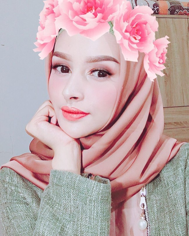 Angel Qulbiah dinikahi Richie tahun 2011. Kabarnya, orang tua Angel sempat tidak mengizinkan pernikahan tersebut karena Richie merupakan anak band. Foto: Instagram/AngelQulbiah