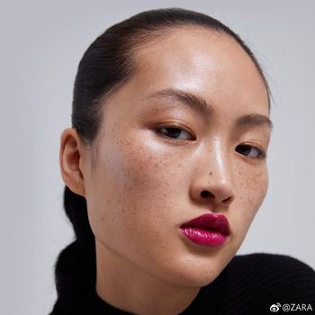 Iklan Lipstik Zara di China Dikritik Karena Tampilkan Model dengan Freckles