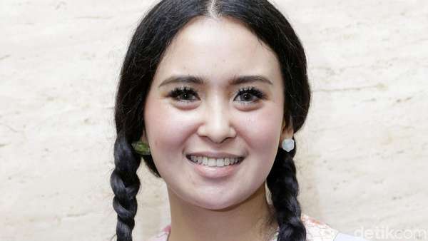 Gaya Kuncir Dua Ayushita Gaya Kuncir Dua Ayushita