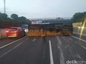 Roda Ban Terlepas, Truk Kontainer Terguling di Tol Cipularang