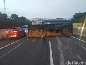 Roda Ban Terlepas, Truk Kontainer Terguling di Tol Cipularang