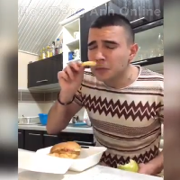 Kocak! Sebelum Makan Apel Pria yang Ladi Diet Ini Hirup Aroma Gurih Burger 