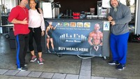 Ia juga menekankan pentingnya konsumsi makanan tepat untuk membentuk tubuh kekarnya. Ly terlihat mendukung penjualan makanan sehat di gym, khusus untuk membentuk otot-otot. Foto: Instagram master_roshi_real_life