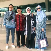 Fenita Arie dan Dhini Aminarti termasuk dalam daftar artis cantik yang berhijrah. Keduanya mantap mengubah gaya hidup menjadi lebih Islami dan memakai hijab. Foto: Instagram/FenitaArie