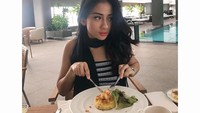 Makanannya di depan tapi kok matanya melirik ke samping. Awas hati-hati nanti makanannya hilang. Foto: instagram @bellalunaferlinn