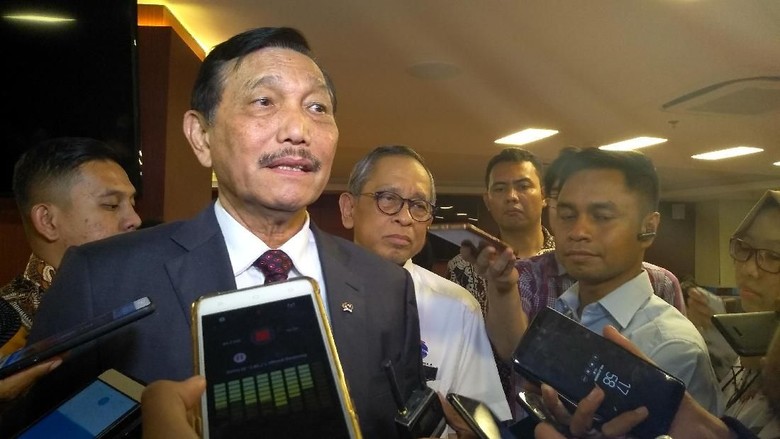 Luhut soal Puisi Neno Warisman: Jangan Berdoa Mengancam Tuhan Luhut soal Puisi Neno Warisman: Jangan Berdoa Mengancam Tuhan