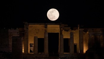 Bulan di atas Arcopolis, Athena, Yunani. Foto: REUTERS/Alkis Konstantinidis
