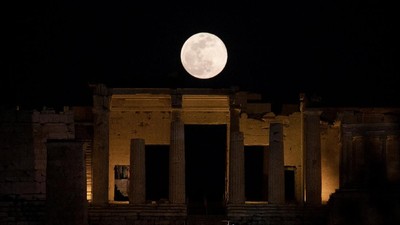 Keindahan Super Snow Moon di Langit Malam