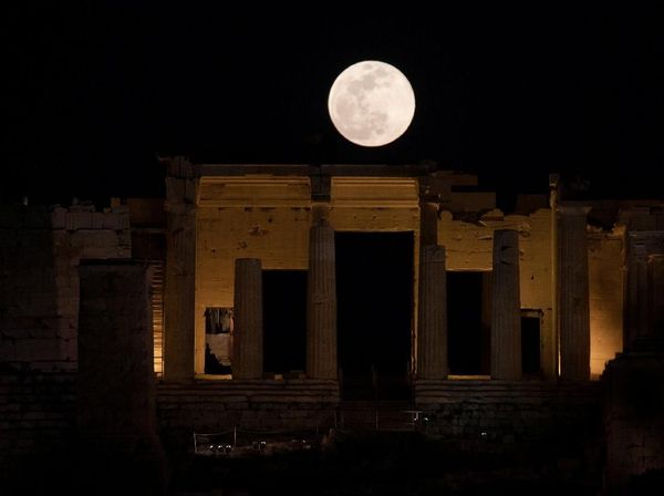 Keindahan Super Snow Moon di Langit Malam