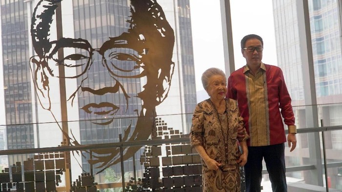 Lily Anwar adalah istri pendiri Astra William Soeryadjaya.