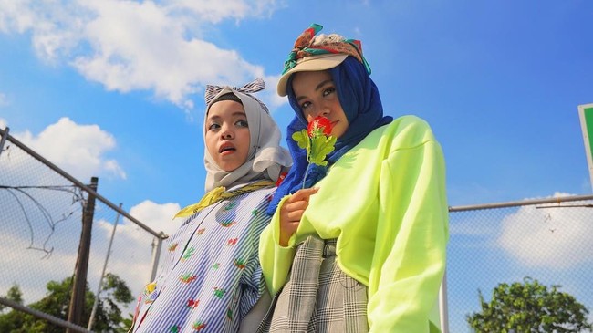 Abqariyyah Halilintar juga tampil unik memadukan hijab dan topi. Warna-warna neon dipilih untuk merepresentasikan gaya mereka yang cheerful. Foto: Instagram/GenHalilintar