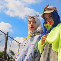 Abqariyyah Halilintar juga tampil unik memadukan hijab dan topi. Warna-warna neon dipilih untuk merepresentasikan gaya mereka yang cheerful. Foto: Instagram/GenHalilintar