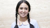 Ayushita tampil dengan gaya rambut kuncir dua. Pool/Palevi S/detikFoto.