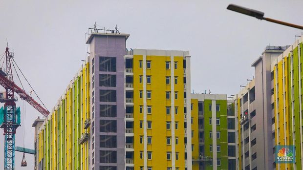 Pekerja menaiki gondola proyek Rumah Susun Sewa (Rusunawa) Pasar Rumput, Jakarta, Rabu (20/2/2018). Kementerian Pekerjaan Umum dan Perumahan Rakyat (KemenPUPR), melalui Direktorat Jenderal Penyediaan Perumahan menargetkan, pembangunan Rusunawa Pasar Rumput, di Provinsi DKI Jakarta selesai tahun ini. Rusunawa Pasar Rumput ini nantinya akan digunakan sebagai tempat tinggal masyarakat berpenghasilan rendah (MBR) di Jakarta. (CNBC Indonesia Andrean Kristianto)